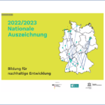 Bild zeigt Deutschlandkarte mit Punkten, die deutschlandweit vernetzt sind. Titel des Bildes ist "2022/2023 Nationale Auszeichnung - Bildung für nachhaltige Entwicklung"